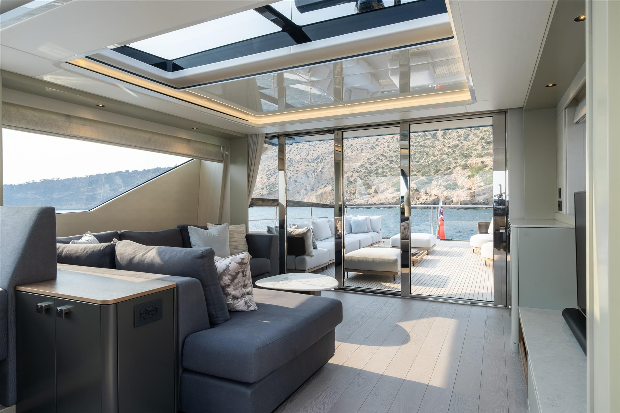 Sunseeker 82 Ocean Enclosed upper deck